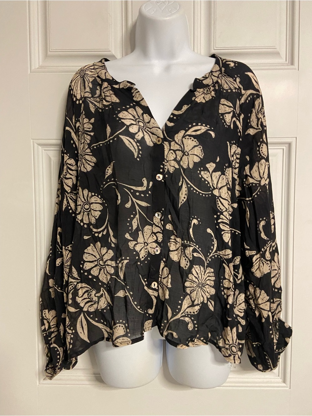 T44- Z SUPPLY Black Floral WREN ARI Balloon Sleeve Split Neck Shell Button Top